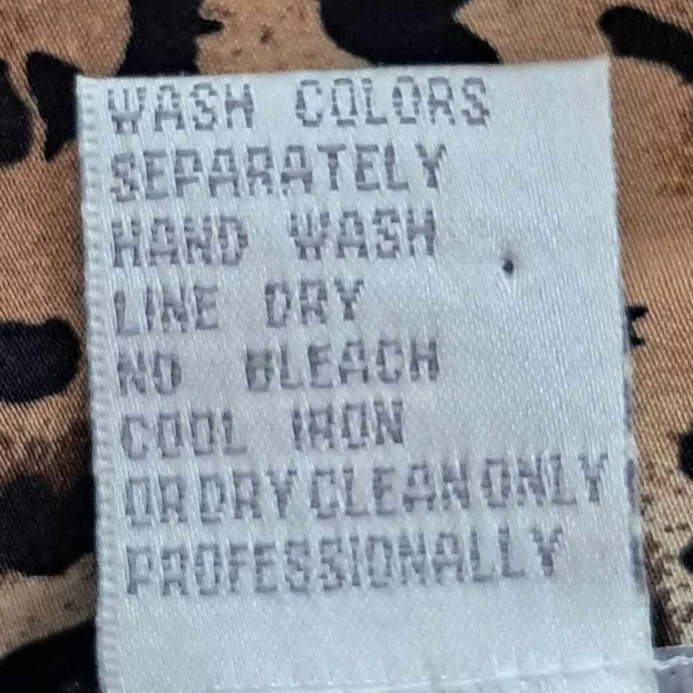 Vtg‎ PETITE SOPHISTICATE 2 Lux 100% Silk Fitted Animal Print Blouse Back Button - Picture 7 of 8